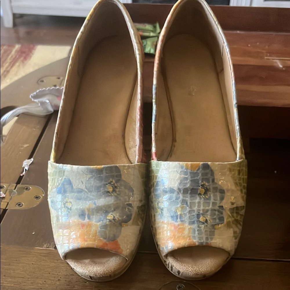 AEROSOLES Cream and Blue Artistic Heels